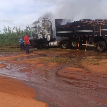 Defesa Civil controla incêndio em caminhão de carga na zona rural de Bastos